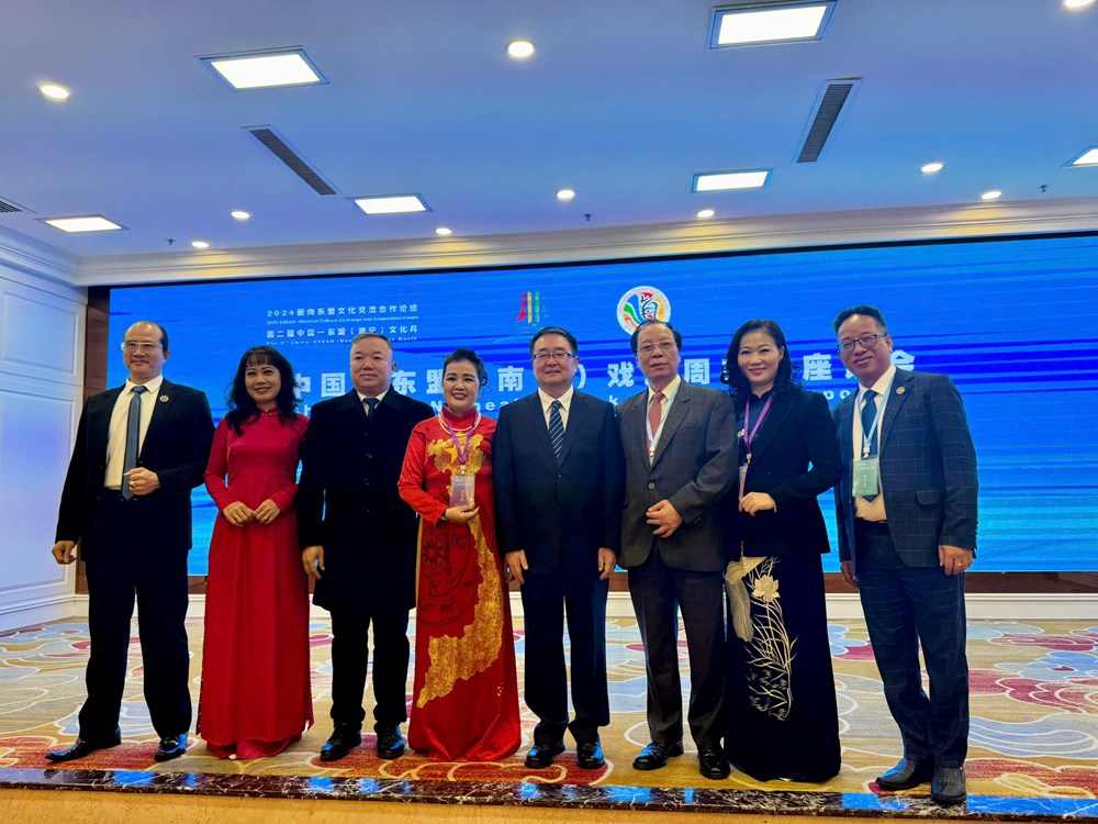 NSND Lệ Ngọc được trao Giải thưởng cống hiến tại Liên hoan Sân khấu Trung Quốc – ASEAN - ảnh 2
