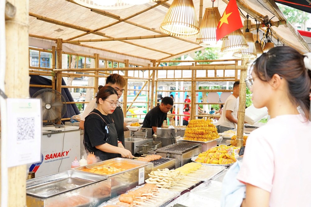 Du khách và người dân Hải Phòng háo hức trải nghiệm Liên hoan ẩm thực món ngon Hải Phòng - ảnh 3