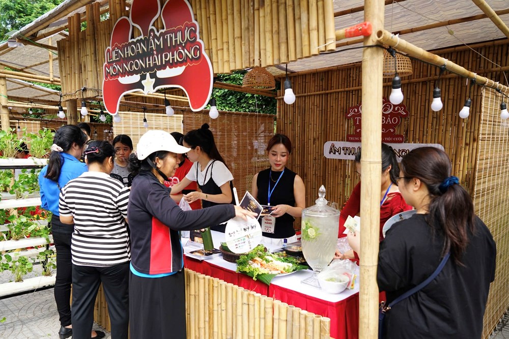 Du khách và người dân Hải Phòng háo hức trải nghiệm Liên hoan ẩm thực món ngon Hải Phòng - ảnh 4