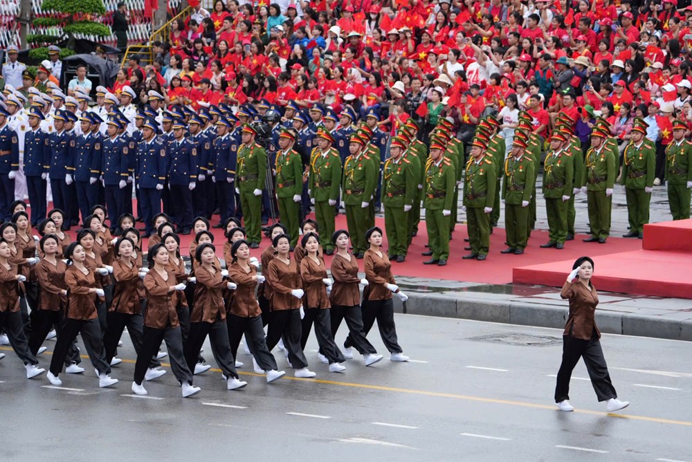 Duyệt đội ngũ và diễu hành quần chúng kỷ niệm 70 năm giải phóng Hải Phòng - ảnh 4