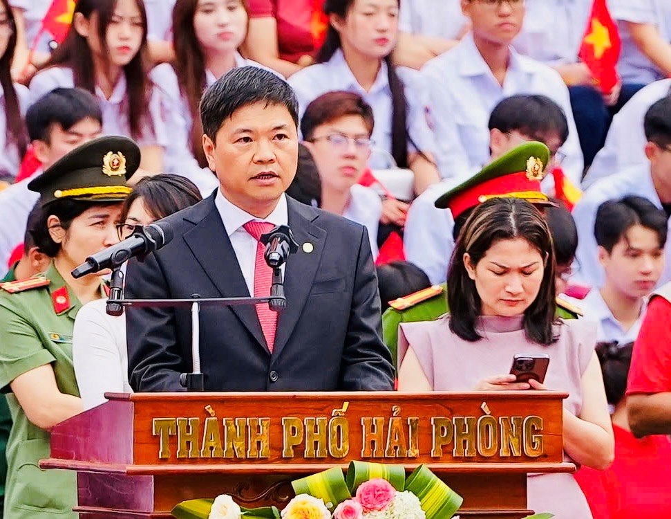 Duyệt đội ngũ và diễu hành quần chúng kỷ niệm 70 năm giải phóng Hải Phòng - ảnh 1
