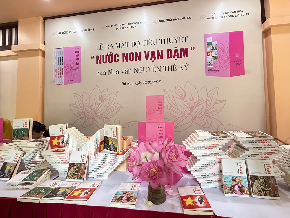 “Nước non vạn dặm”: Bộ tiểu thuyết đồ sộ về cuộc đời và sự nghiệp của Chủ tịch Hồ Chí Minh - ảnh 1