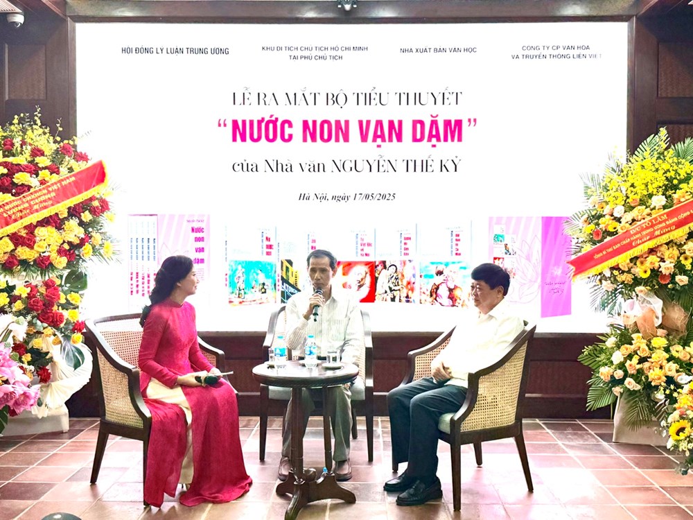 “Nước non vạn dặm”: Bộ tiểu thuyết đồ sộ về cuộc đời và sự nghiệp của Chủ tịch Hồ Chí Minh - ảnh 6
