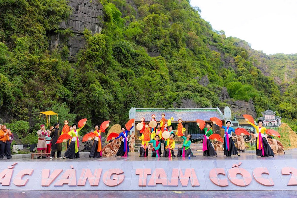 Khán giả ấn tượng với chương trình nghệ thuật khai mạc Lễ hội sắc vàng Tam Cốc - ảnh 1