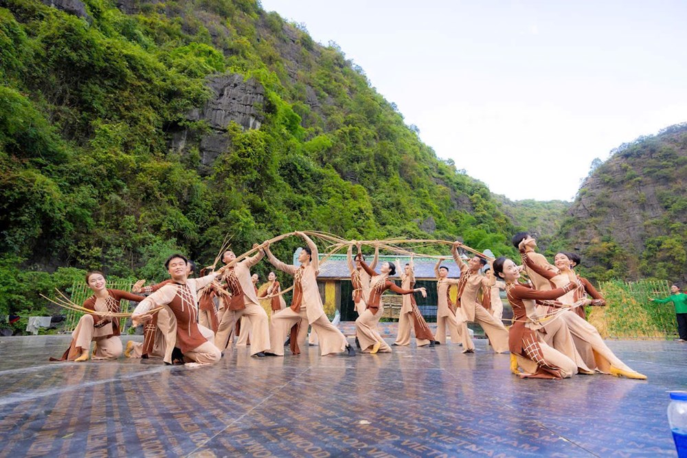 Khán giả ấn tượng với chương trình nghệ thuật khai mạc Lễ hội sắc vàng Tam Cốc - ảnh 5