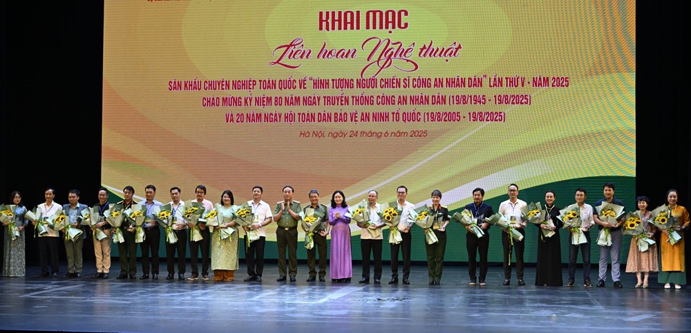 Khai mạc Liên hoan Nghệ thuật sân khấu chuyên nghiệp toàn quốc về “Hình tượng người chiến sĩ công an nhân dân“ - ảnh 1