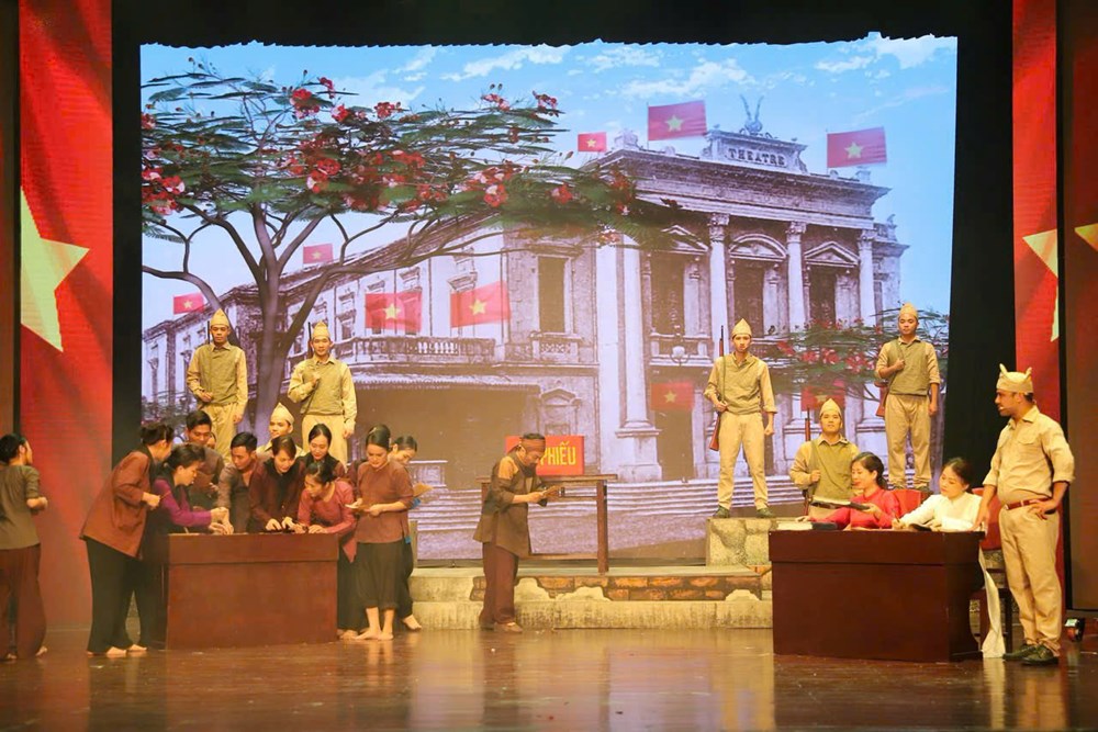 Khán giả Thủ đô xúc động khi xem vở cải lương “Lời thề trên Núi Cột Cờ” - ảnh 2