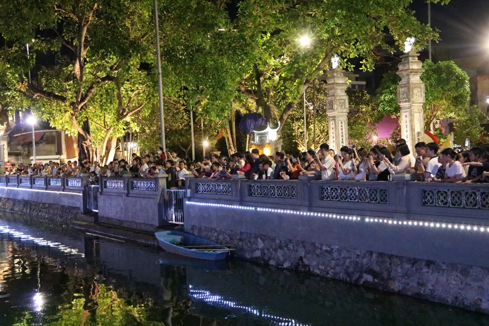 Tour đêm “Dấu thiêng Hàng Kênh”: Cuốn hút ngay trong ngày đầu ra mắt - ảnh 3