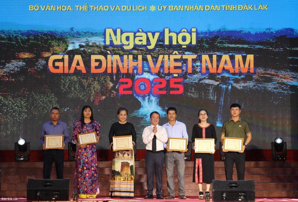Tôn vinh giá trị gia đình Việt Nam - ảnh 1