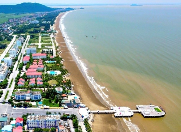 Xuất hiện nhiều bức tượng lạ dọc bờ biển - ảnh 5