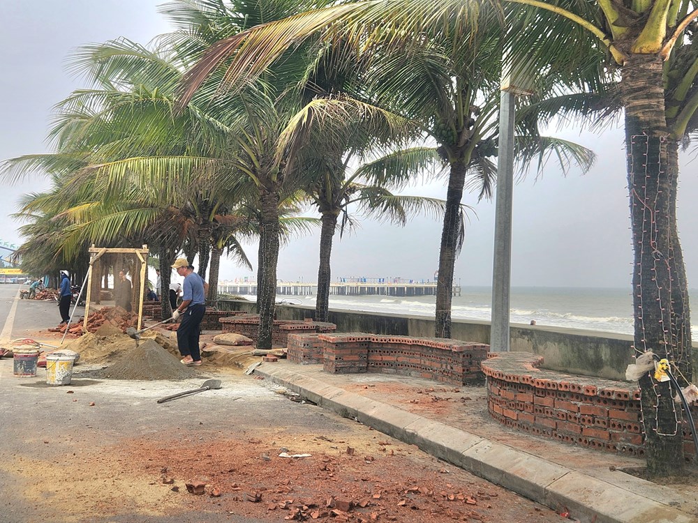Xuất hiện nhiều bức tượng lạ dọc bờ biển - ảnh 2