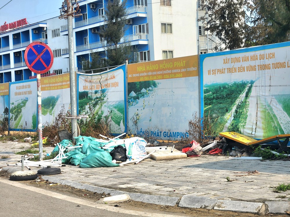 Xuất hiện nhiều bức tượng lạ dọc bờ biển - ảnh 4