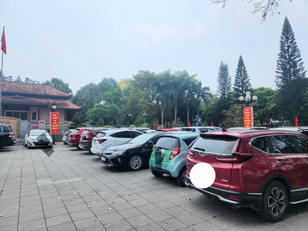 Khu Văn hóa tưởng niệm biến thành bãi giữ xe - ảnh 1