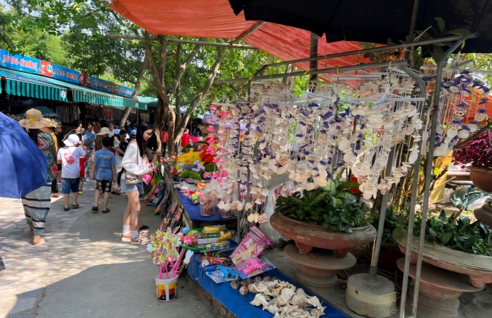 Sầm Sơn: Xử lý nghiêm ki-ốt, hàng quán tại các điểm di tích không đảm bảo điều kiện kinh doanh du lịch - ảnh 1