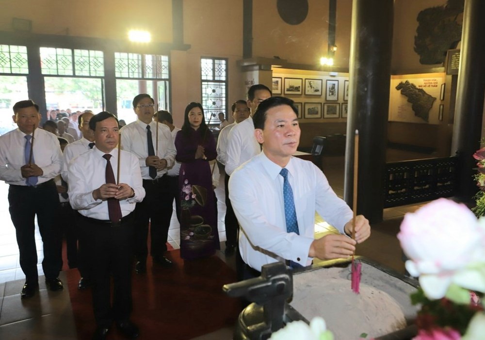 Lãnh đạo tỉnh Thanh Hóa dâng hương, dâng hoa tưởng niệm Chủ tịch Hồ Chí Minh - ảnh 2