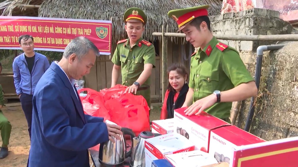 “Đổi quà lấy súng”, cách làm sáng tạo của Công an huyện miền núi xứ Thanh - ảnh 2