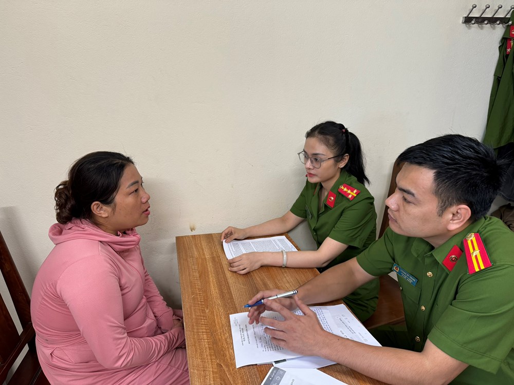 Bắt quả tang người phụ nữ bán bé gái 5 ngày tuổi - ảnh 1