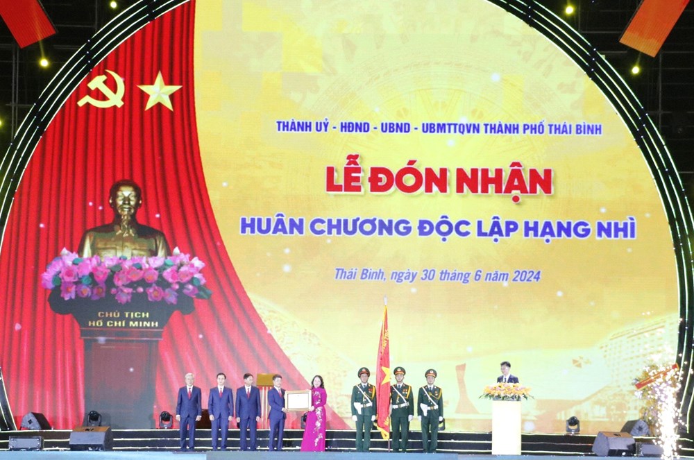 TP Thái Bình kỷ niệm 70 năm ngày giải phóng và đón nhận Huân chương Độc lập hạng Nhì - ảnh 1