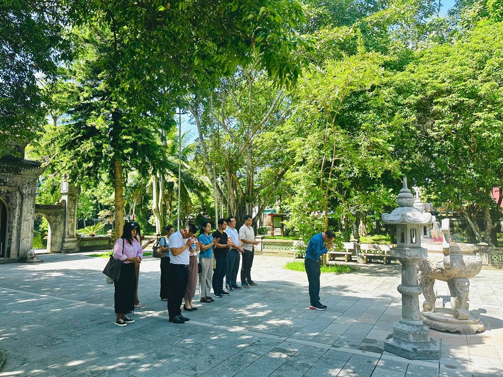 Đoàn cán bộ Văn phòng Bộ Thông tin, Văn hóa và Du lịch Lào dâng hương tại Khu Di tích quốc gia đặc biệt Lam Kinh - ảnh 3