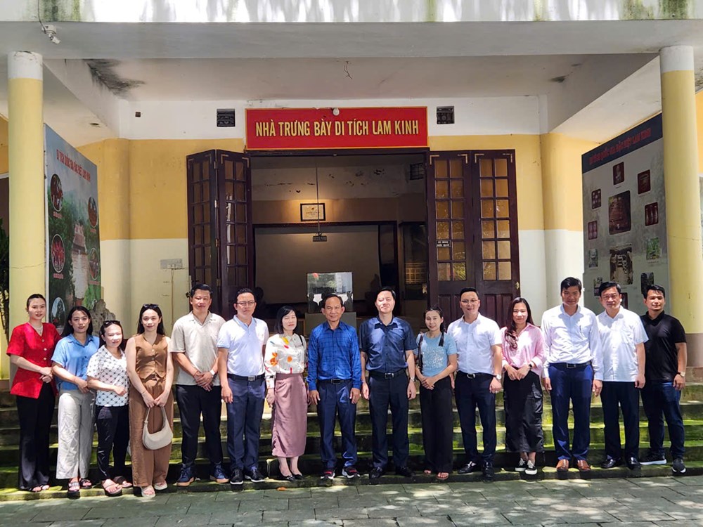 Đoàn cán bộ Văn phòng Bộ Thông tin, Văn hóa và Du lịch Lào dâng hương tại Khu Di tích quốc gia đặc biệt Lam Kinh - ảnh 1