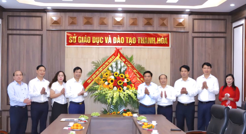 Lãnh đạo tỉnh Thanh Hoá thăm, chúc mừng Ngày Nhà giáo Việt Nam - ảnh 1