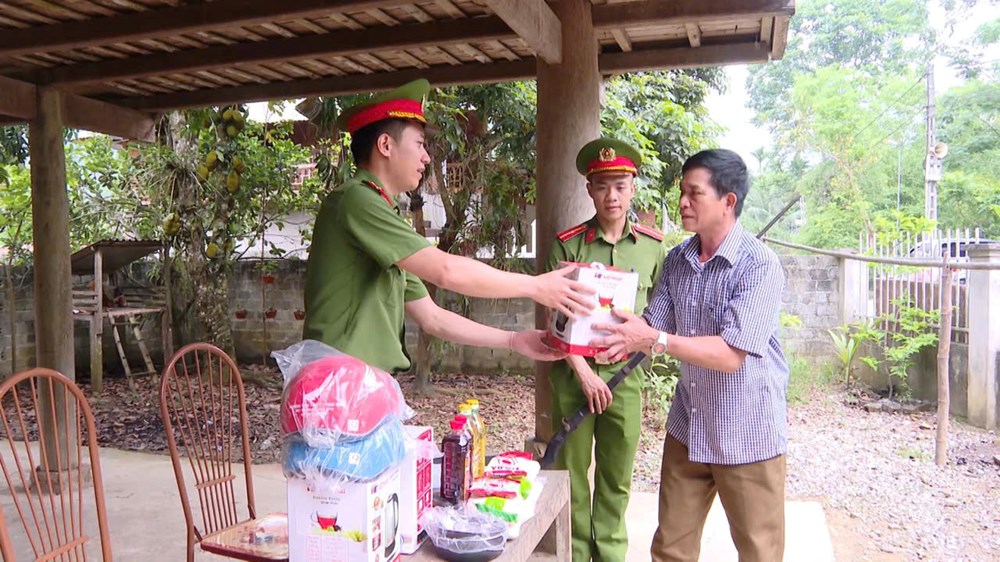 Hiệu quả từ công tác vận động giao nộp vũ khí, vật liệu nổ - ảnh 2