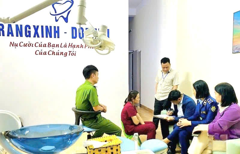 Khám răng không có giấy phép, một cơ sở nha khoa bị đình chỉ hoạt động - ảnh 1
