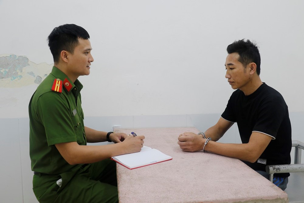 Tạm giữ người đàn ông say rượu hành hung cô giáo - ảnh 1