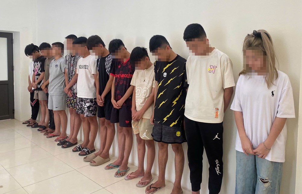 Trêu chọc bạn gái giữa đường, 2 thiếu niên bị đánh hội đồng bằng tuýp sắt - ảnh 1