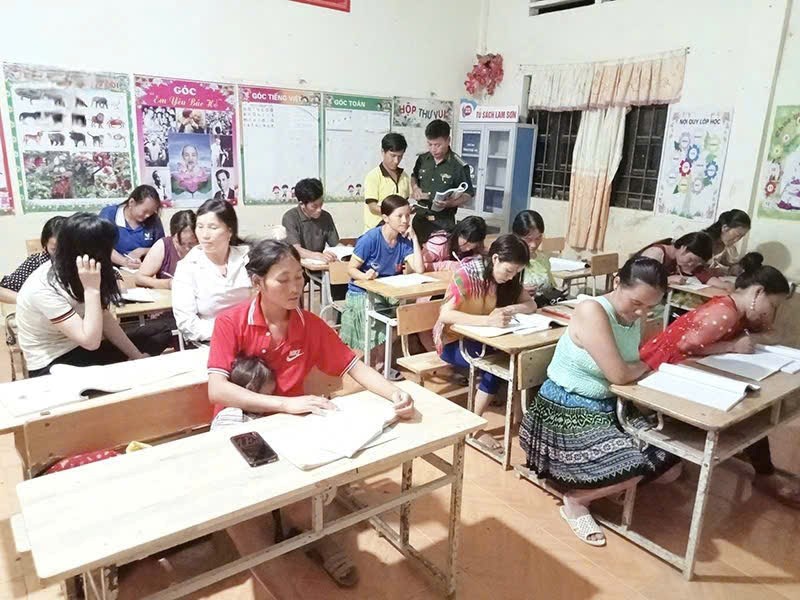 Bộ đội Biên phòng Thanh Hóa học tiếng Mông để gần dân, giữ vững biên cương - ảnh 2