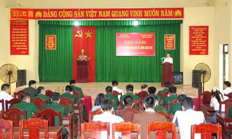 Bộ đội Biên phòng Thanh Hóa học tiếng Mông để gần dân, giữ vững biên cương - ảnh 1