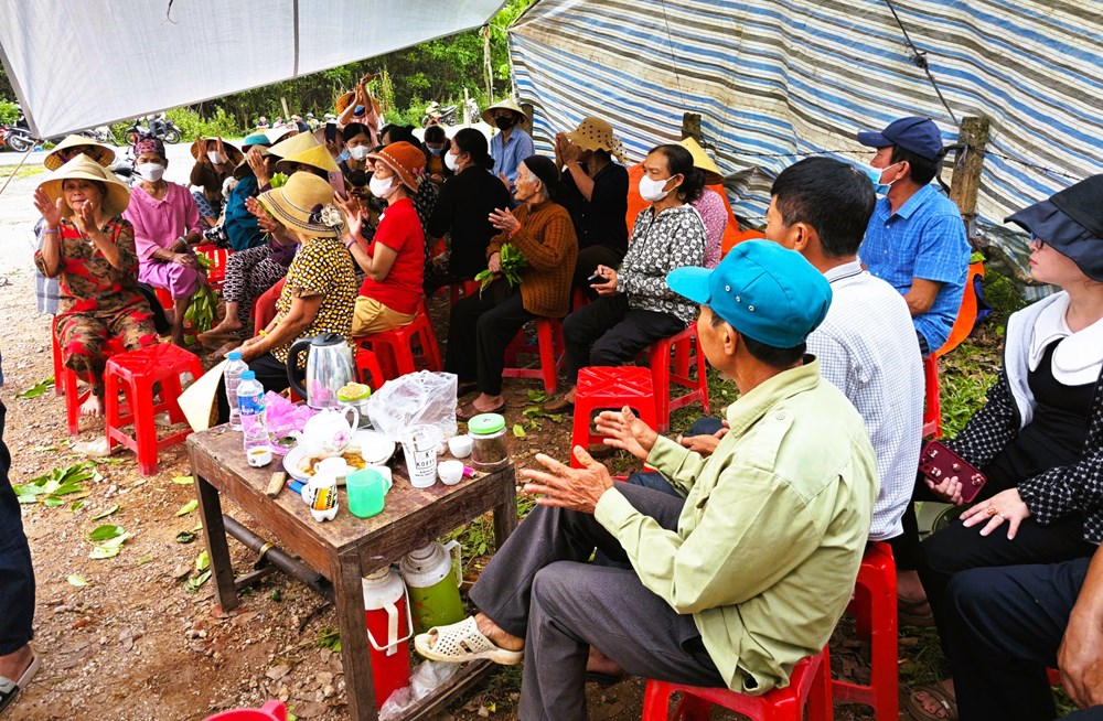 Bãi rác quá tải, dân phản ứng mạnh, doanh nghiệp hứa khắc phục - ảnh 2