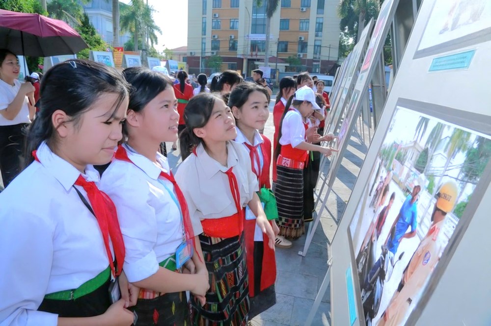 Lan tỏa văn hóa giao thông qua triển lãm ảnh, tranh cổ động - ảnh 1