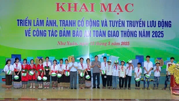 Lan tỏa văn hóa giao thông qua triển lãm ảnh, tranh cổ động - ảnh 2
