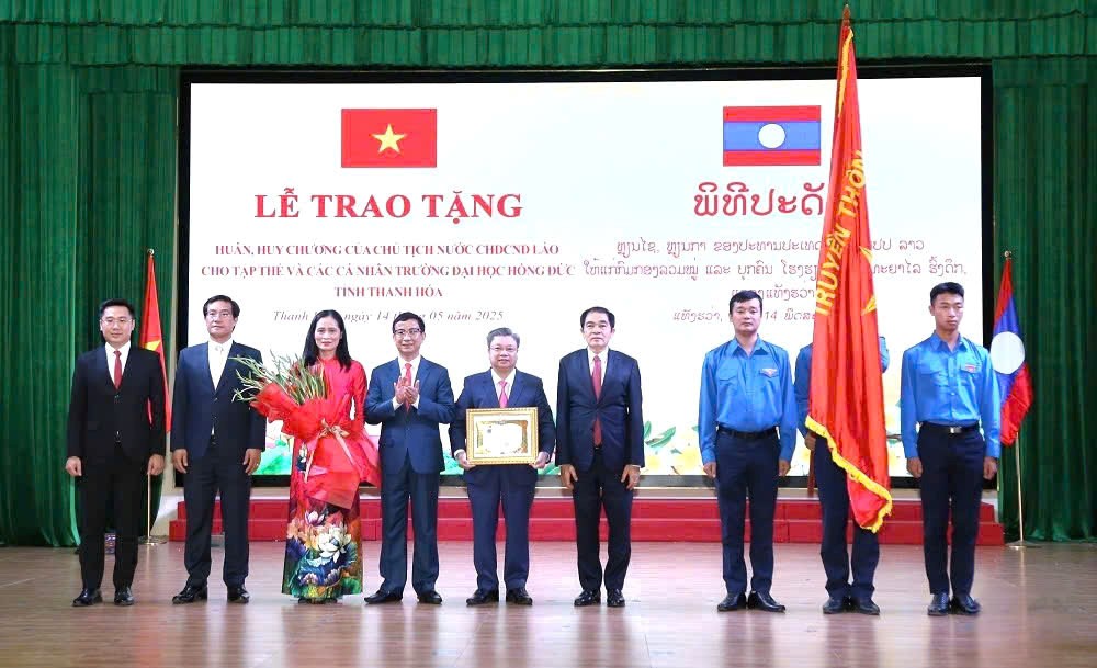 Trường ĐH Hồng Đức đón nhận Huân chương của Chủ tịch nước Lào - ảnh 1