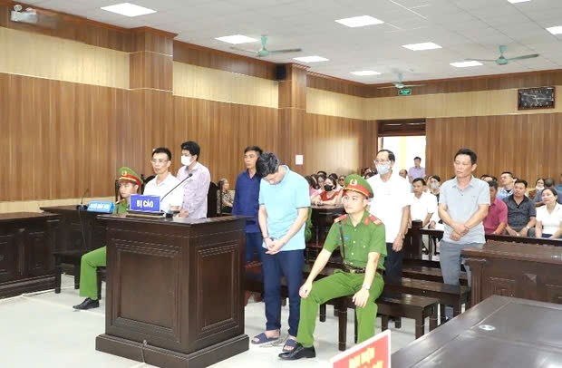 Cựu Chủ tịch UBND huyện Quảng Xương lĩnh án 5 năm tù vì sai phạm đất đai - ảnh 1