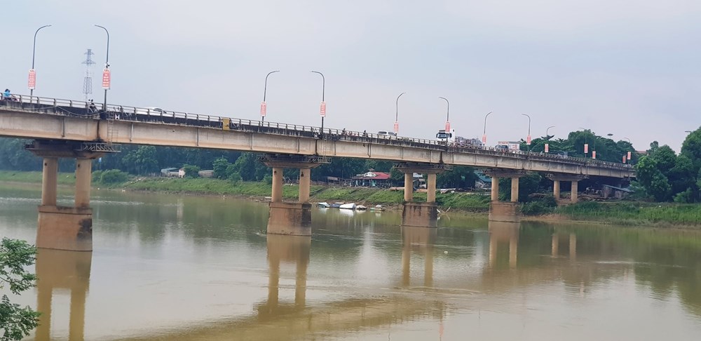 Công an kịp thời ngăn chặn một phụ nữ có ý định nhảy cầu tự tử - ảnh 1