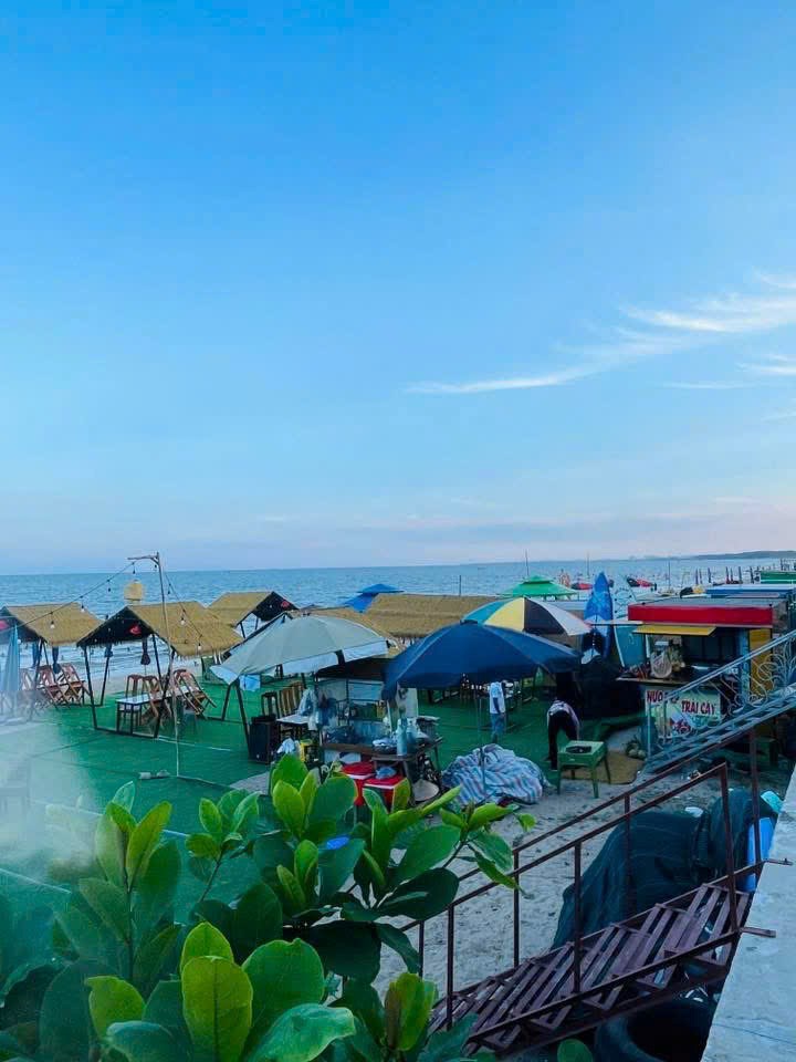 Giải tỏa lều quán lấn chiếm bãi biển Hải Tiến, trả lại không gian du lịch văn minh - ảnh 2
