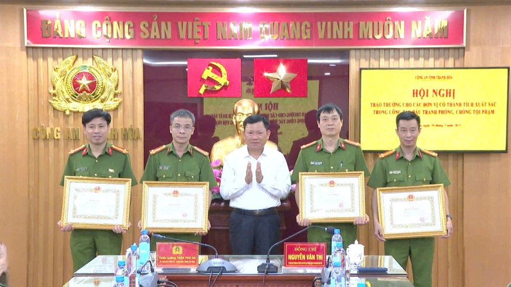 Khen thưởng tập thể, cá nhân có thành tích trong đấu tranh phòng, chống tội phạm - ảnh 1