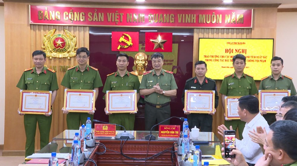 Khen thưởng tập thể, cá nhân có thành tích trong đấu tranh phòng, chống tội phạm - ảnh 2