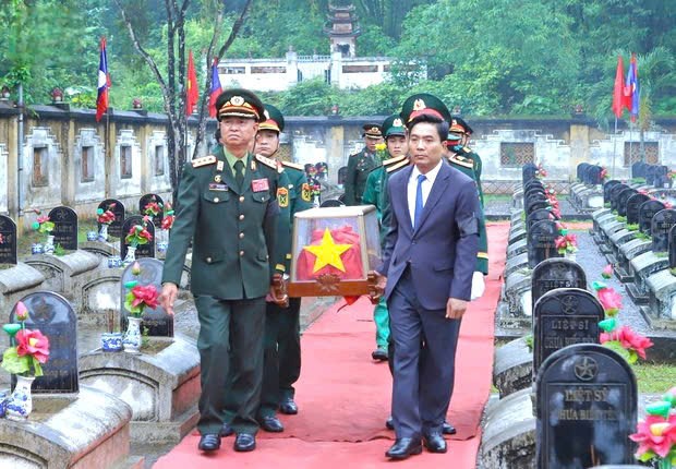 Thanh Hóa tổ chức trọng thể lễ truy điệu, an táng 21 hài cốt liệt sĩ hy sinh tại Lào - ảnh 2