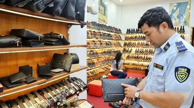 Đột kích cửa hàng thời trang giữa trung tâm TP Thanh Hóa, phát hiện hàng trăm sản phẩm giả Gucci, Dior, Louis Vuitton - ảnh 1