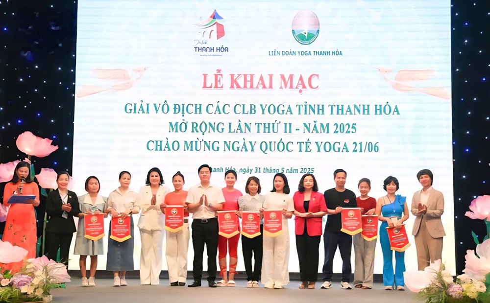 Hơn 100 vận động viên phô diễn vẻ đẹp dẻo dai tại Giải Yoga các CLB Thanh Hóa mở rộng - ảnh 1