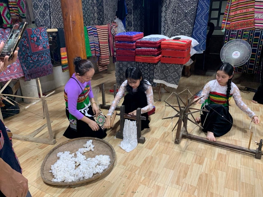 Ươm mầm bản sắc trên ghế nhà trường - ảnh 1
