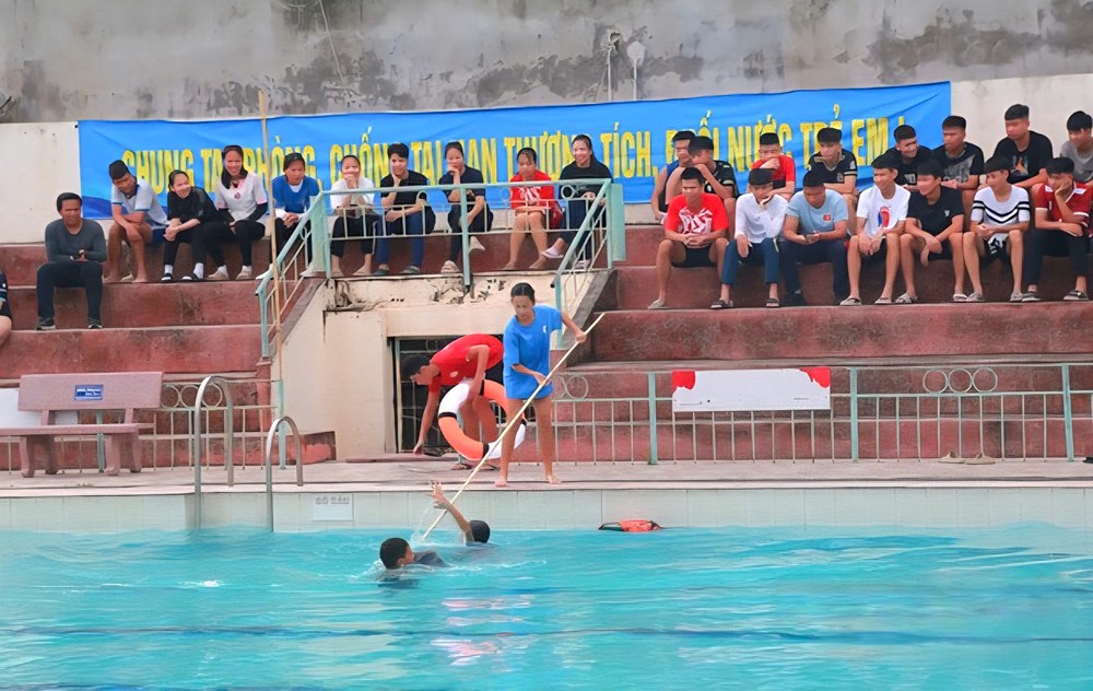 Hàng trăm em cùng lan tỏa thông điệp “Học bơi để an toàn” - ảnh 2