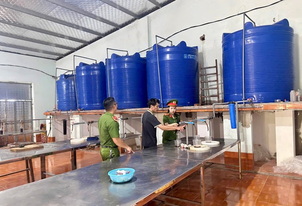 Thanh Hóa xác minh vụ hàng nghìn chai nước mắm bị vứt bỏ ở Quảng Nam - ảnh 1