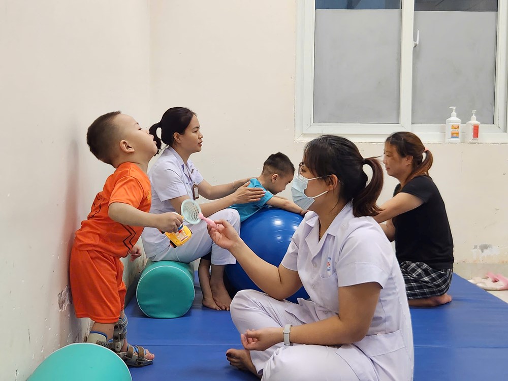 Những em bé bại não và hành trình hồi sinh bằng tình yêu - ảnh 1