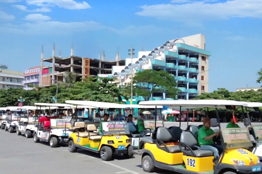 Sầm Sơn “cắt phanh” xe điện 4 bánh giữa mùa du lịch - ảnh 1