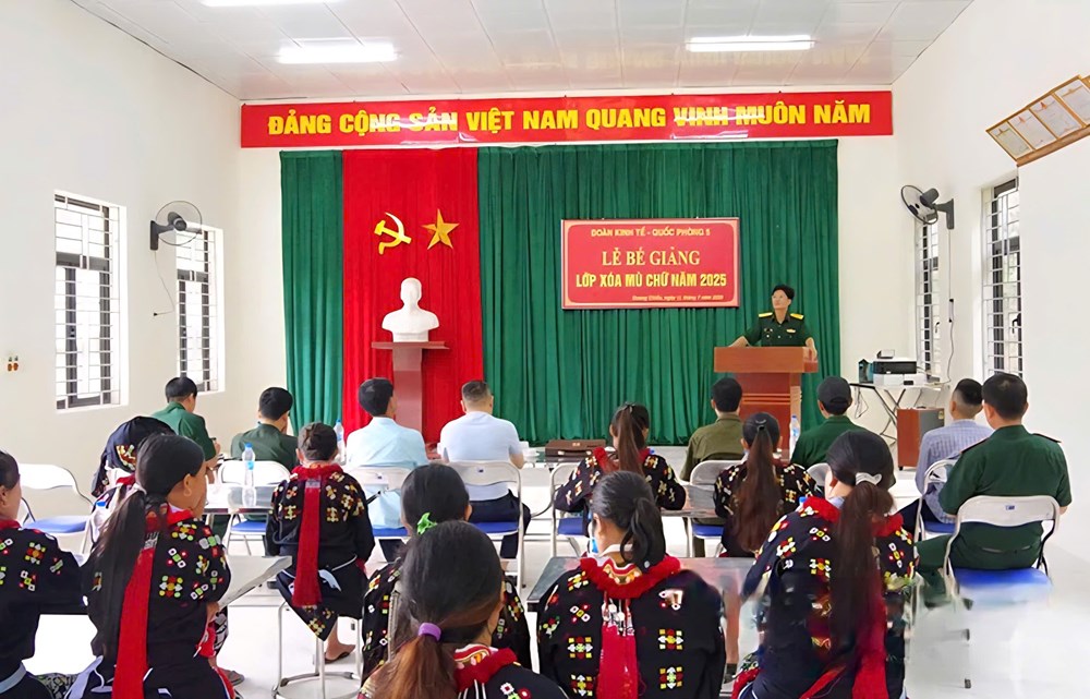 Lớp học đêm thắp hy vọng ở bản Dao - ảnh 1