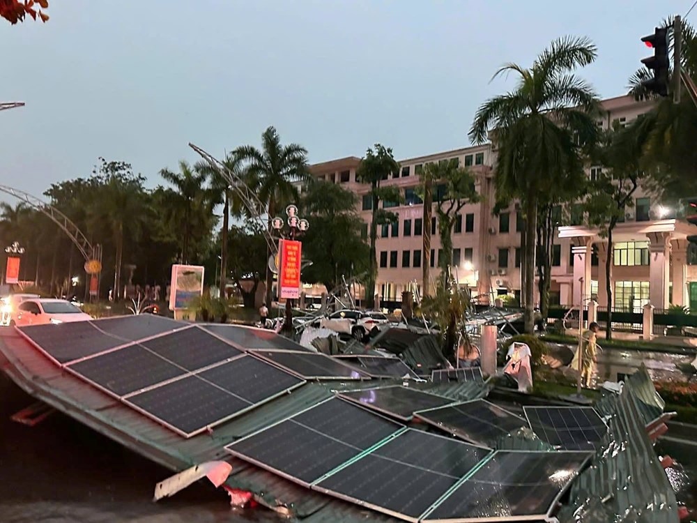 Cây đổ, mái tôn bay, ô tô bị đè tại Thanh Hóa sau mưa lớn do bão số 3 - ảnh 4